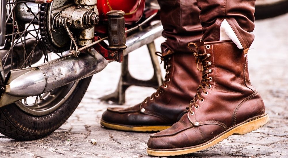 Motard avec des bottes de moto vintage
