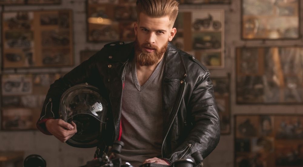 Motard qui porte une veste moto cuir vintage