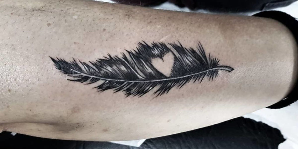 Tatouage de plume de corbeau