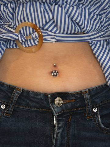 Piercing Nombril : Douleur, Cicatrisation, Bijoux - Obsidian Piercing