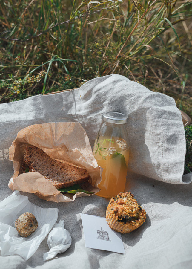 Wilde Brotzeit mit Wildkräutern