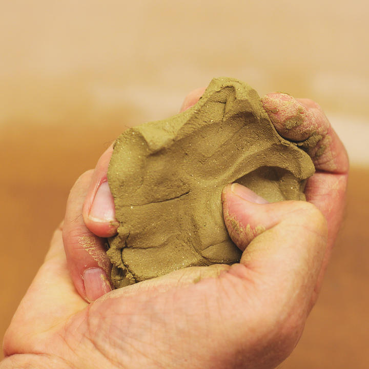 Cerámica de terracota en mano