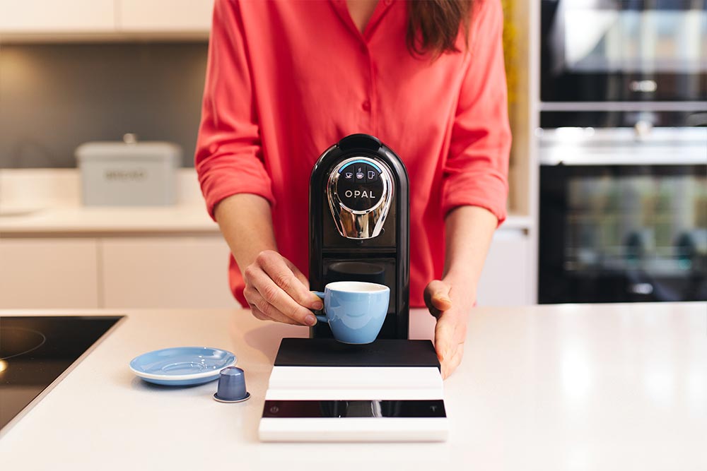 Artisan-coffee-co-pod-machine-callibration-care-guide-drip-tray-scales-pouring-spout-zero-blue-cup