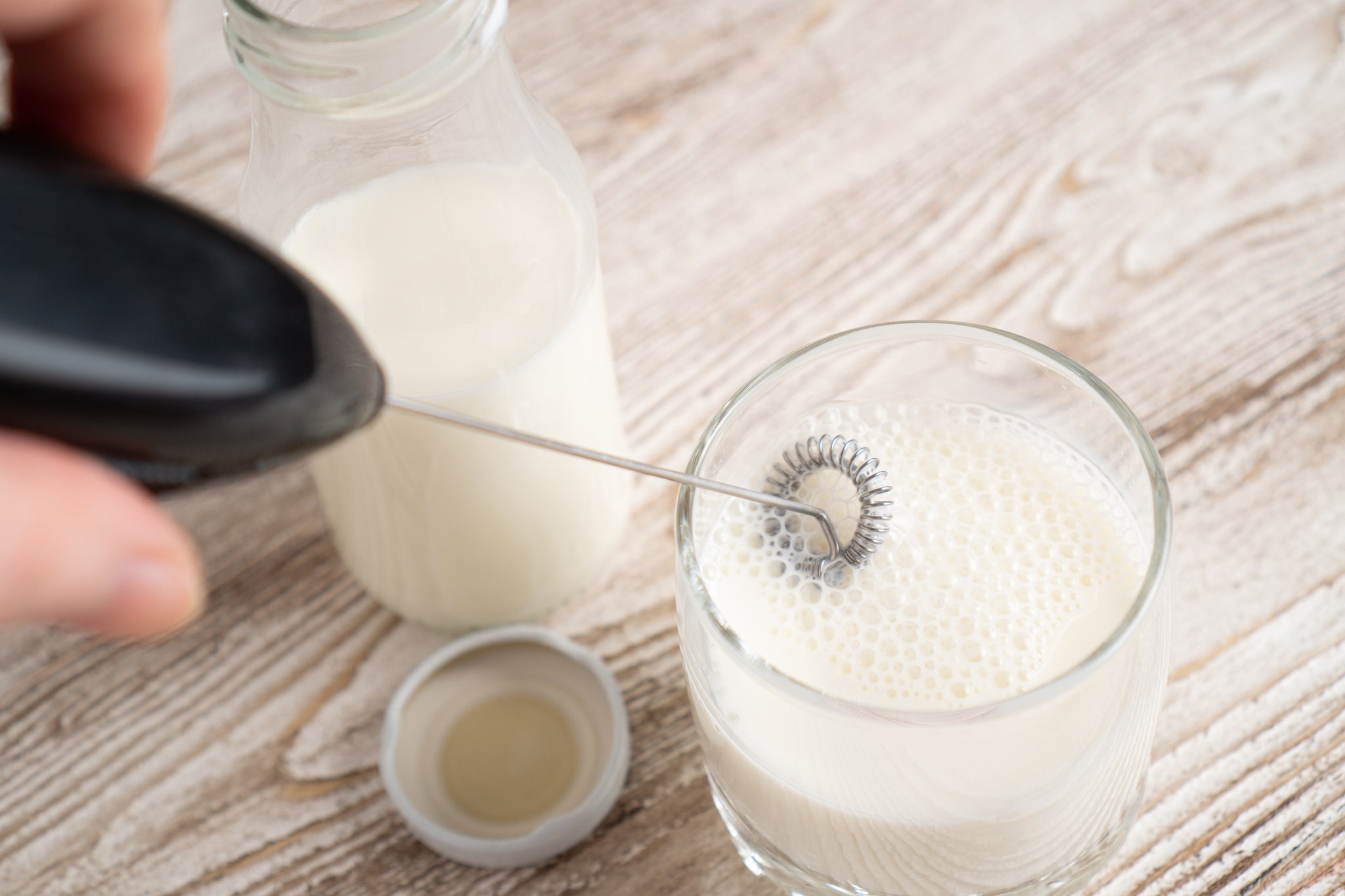 Frothing Milk for Beginners: In-depth guide to milk frothing – The Artisan  Barista