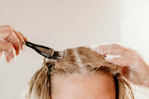 application du produit sur les cheveux