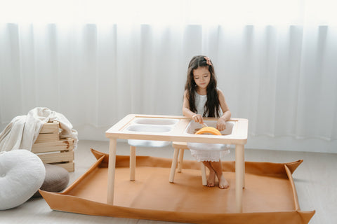Girl playing at IKEA sensory table, Signature 170 catching any mess