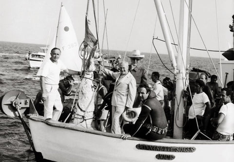 Aimé Maeght et Joan Miró lors de l'immersion de la Déesse de la Mer au large d'Antibes, 1968