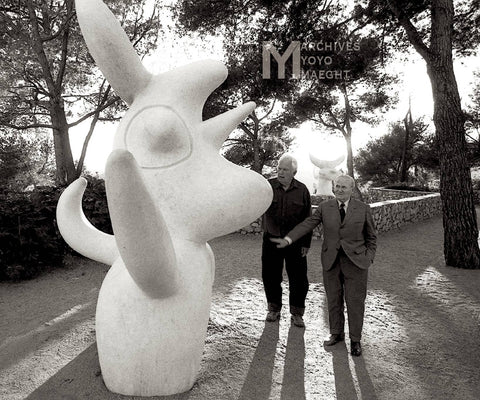 Alexander Calder et Joan Miro dans le Labyrinthe Miró, avec L'Oiseau Lunaire, Fondation Maeght, à Saint Paul-de-Vence. hors livre