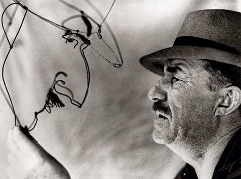 Fernand Léger regardant son portrait en fil de fer réalisé par Alexander Calder.