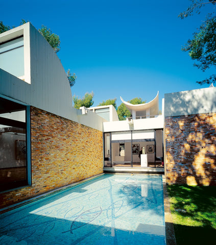 Fondation Maeght, architecture de Josep-Lluis Sert et bassin en mosaïque de Georges Braque.