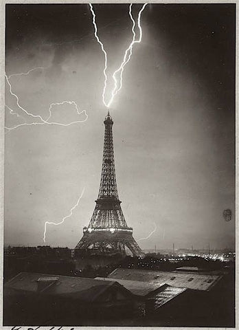 Gabriel Loppé, La Tour Eiffel foudroyée, photo prise le 3 juin 1902.