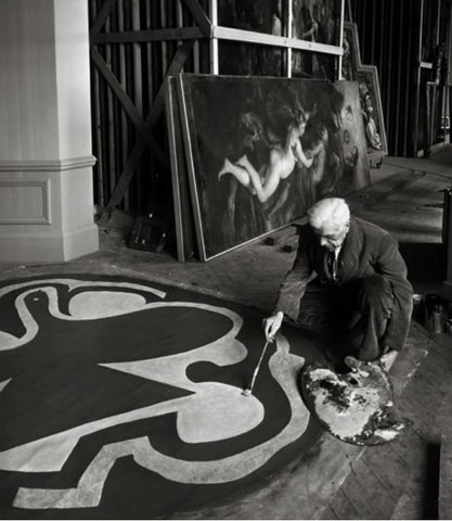 Georges Braque réalisant, dans les réserves  du Louvre, le plafond de la salle étrusque, 1952. 