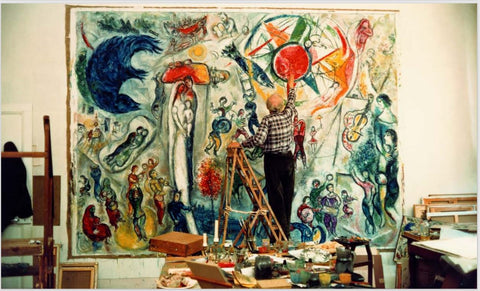 Marc Chagall dans son atelier peignant La Vie destinée à la Fondation Maeght.