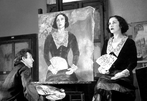 Marc Chagall dans son atelier peignant sa femme Bella, 1934.