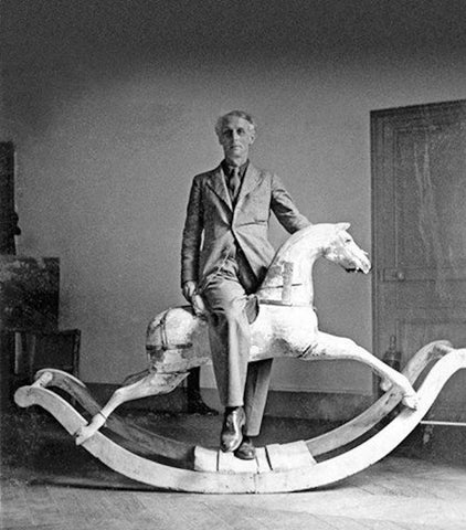 Max Ernst avec cheval à bascule