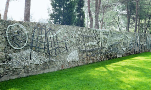 Mur d’enceinte de la Fondation par Pierre Tal Coat, 1964, mosaïque en pierres et marbres, 4670 x 310 cm