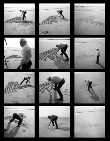 Raoul Ubac dessinant sur le sable en 1972 à Hardelot-Plage, Pas-de-Calais. Extrait du film Ubac, un portrait de Clovis Prévost.