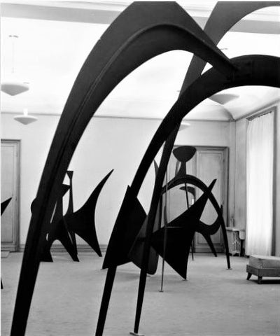 Vue de l’exposition de Stabiles d’Alexander Calder à la galerie Maeght, 1959.