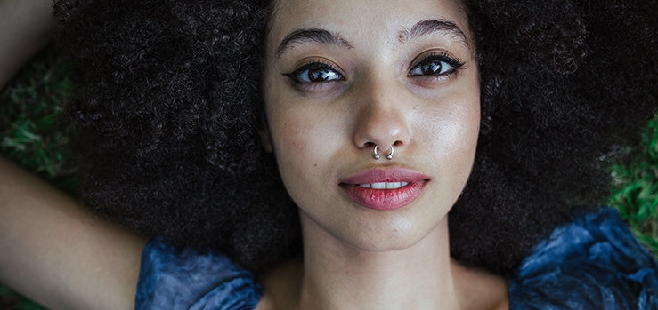  Fille avec un piercing au septum 