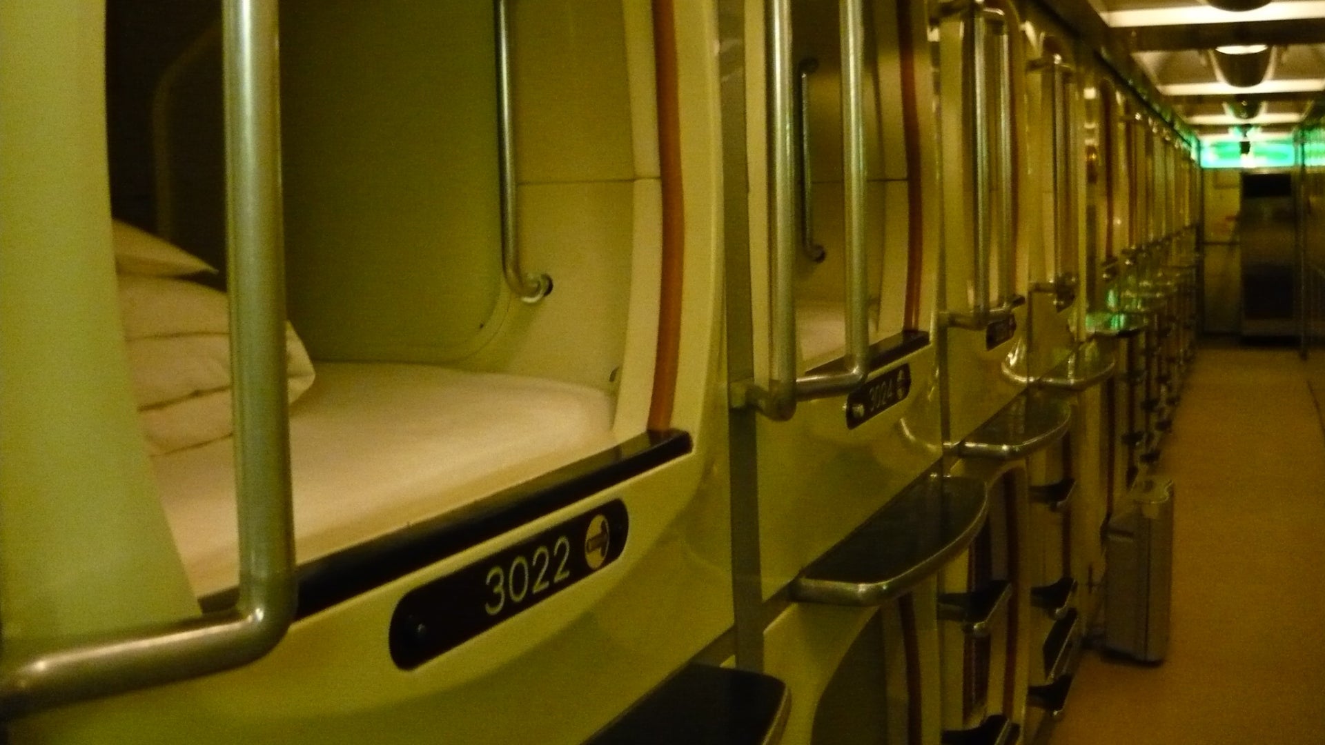 Capsule Hotel - una delle 5 cose insolite da fare a Tokyo