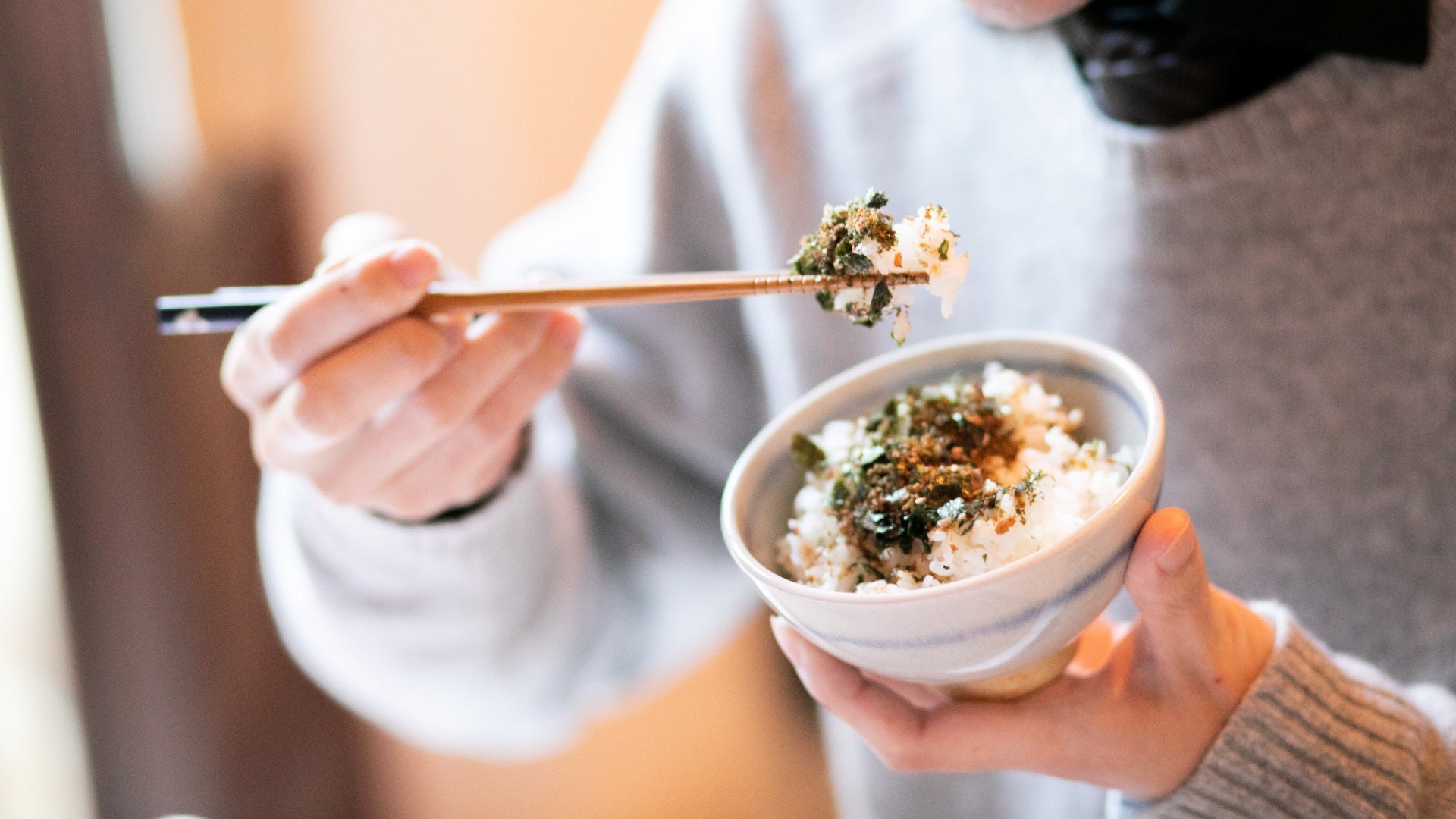 Mangiare furikake e riso con bacchette. Come Usare Le Bacchette Secondo il Galateo Giapponese a Tavola