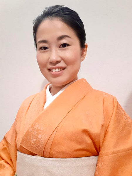 L'esperta di kimono Hitomi Yamauchi. Hitomi Yamauchi e l'Arte Della Vestizione del Kimono