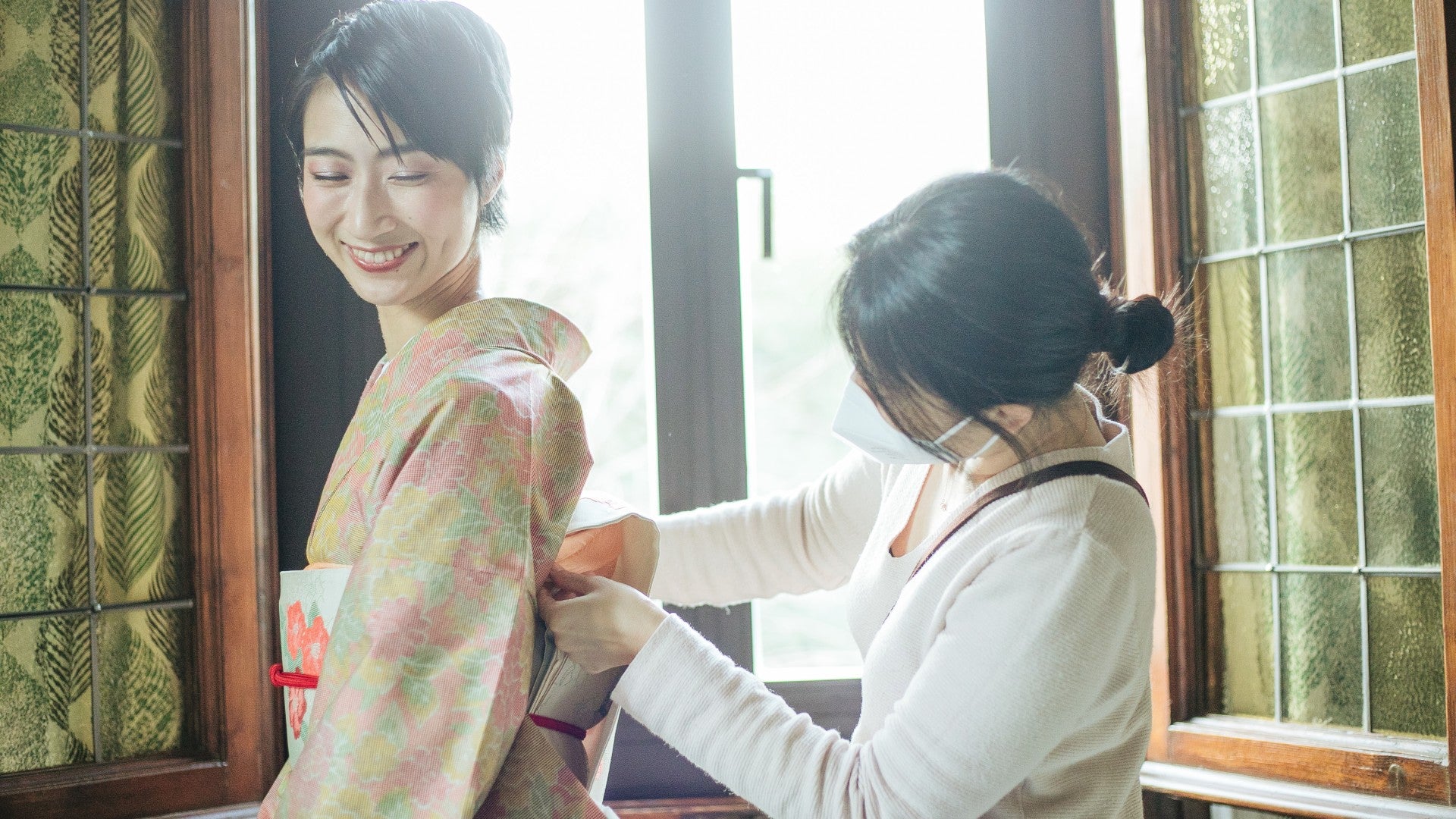 Hitomi aiuta Megumi ad indossare il kimono. Hitomi Yamauchi e l'Arte Della Vestizione del Kimono