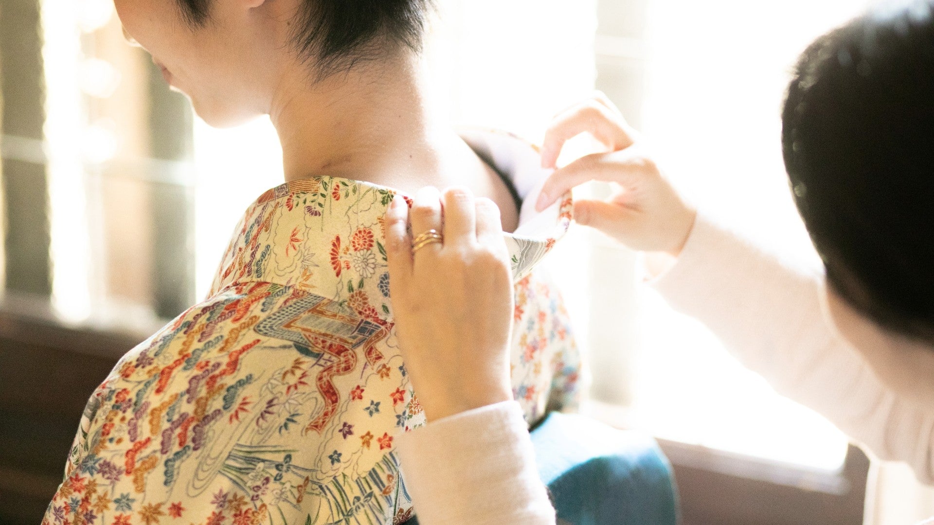 Hitomi sistema il colletto del kimono di Megumi. Hitomi Yamauchi e l'Arte Della Vestizione del Kimono