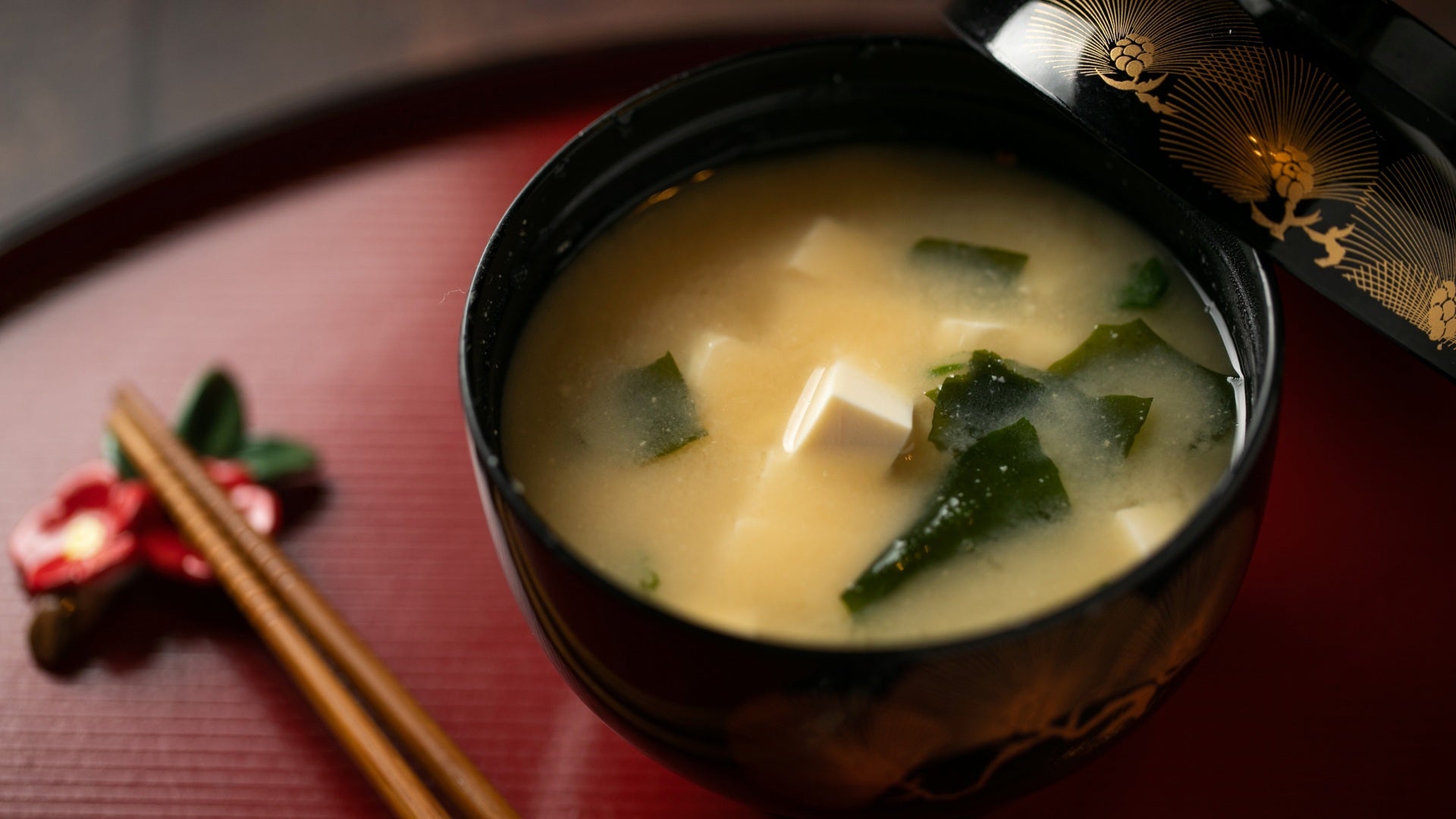 Bacchette con zuppa di miso e tofu. Come Usare Le Bacchette Secondo il Galateo Giapponese a Tavola