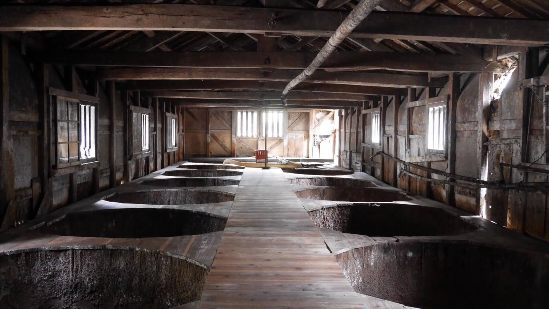 Le vasche di cedro giapponese usate da oltre 100 anni dalla famiglia Kajita per la produzione della salsa di soia a doppia fermentazione.