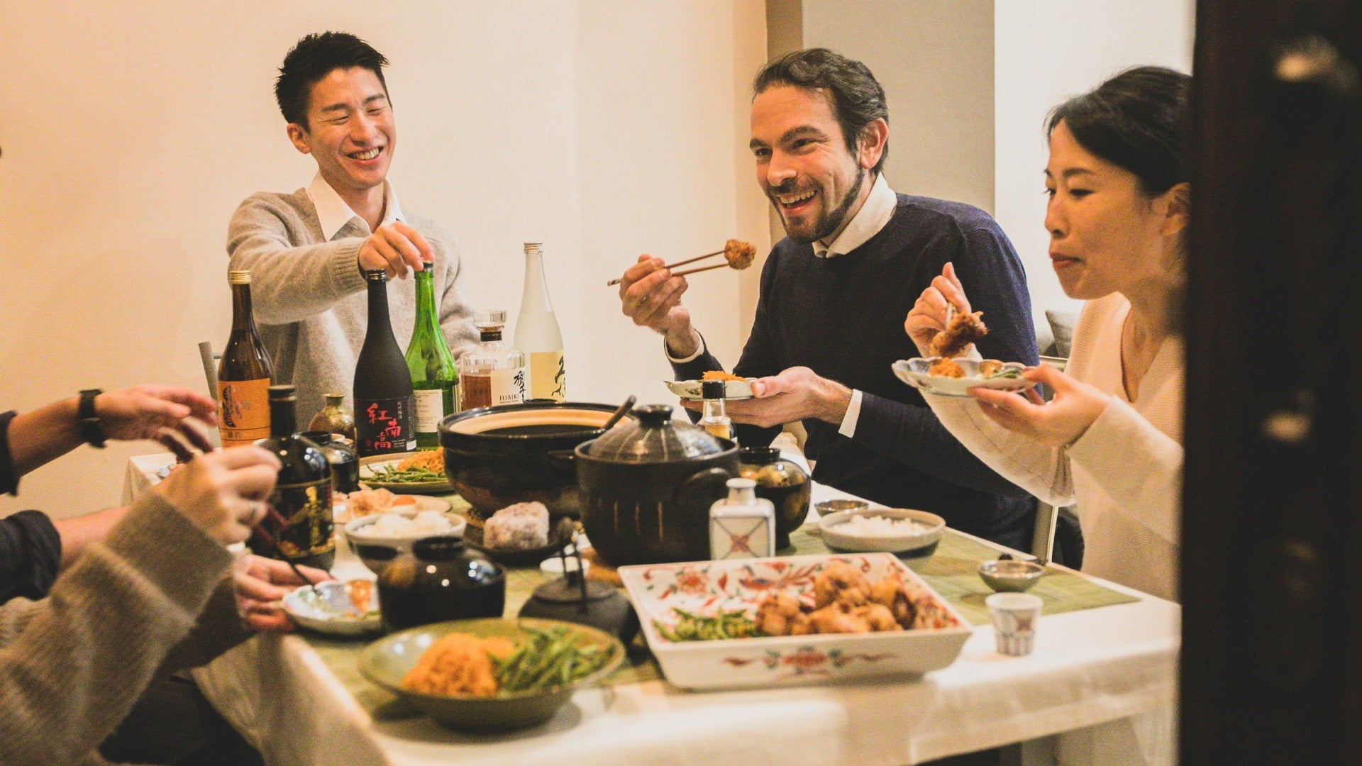 Minato, Megumi ed i loro amici mangiano a tavola con le bacchette. Come Usare Le Bacchette Secondo il Galateo Giapponese a Tavola