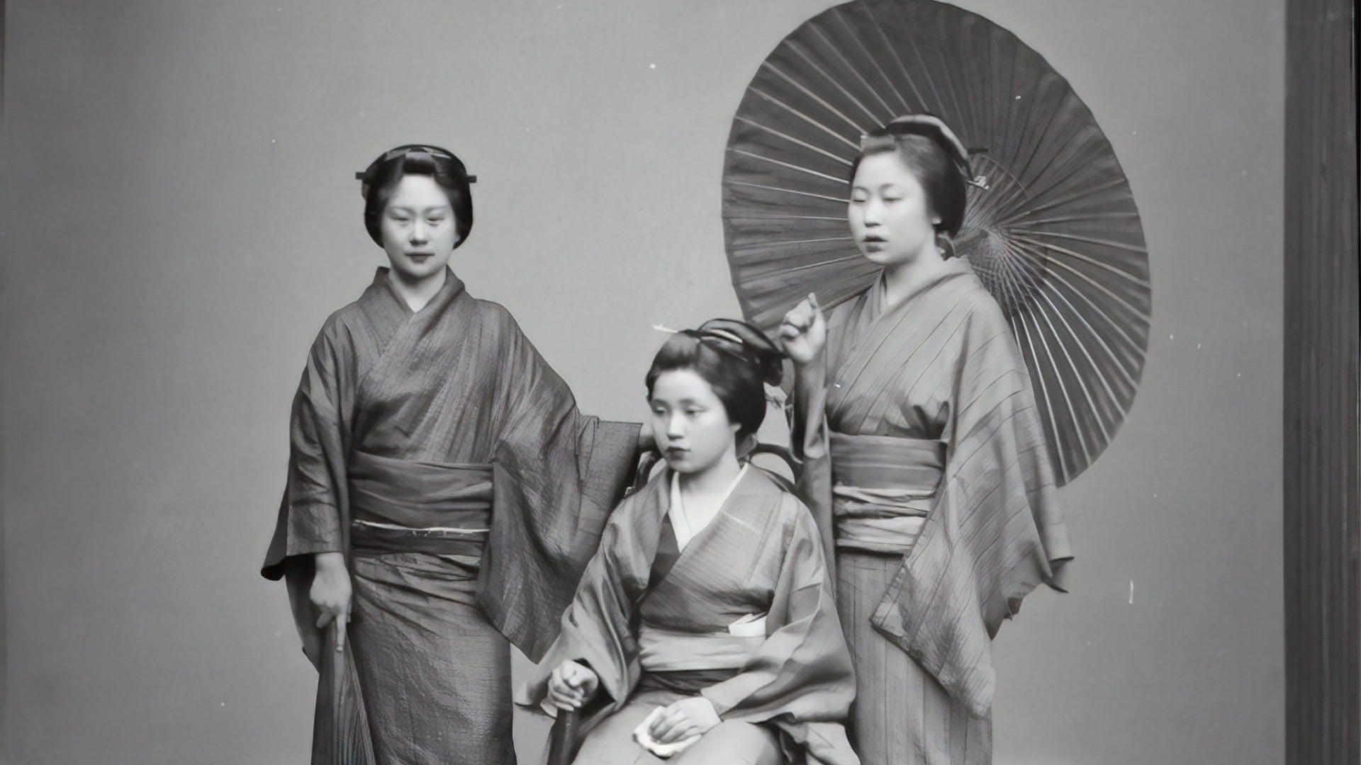Vecchia foto di tre geisha con kimono. Kimono: il Tradizionale Abito Giapponese