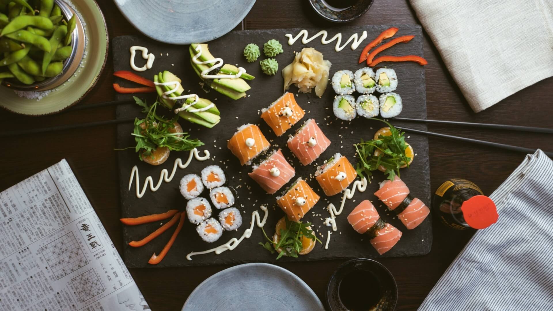 Il sushi offre diversi benefici tra cui le pochissime calorie, il ricco contenuto proteico e la presenza di vitamina B12, iodio e di grassi Omega 3, ovvero i grassi considerati “buoni” per il nostro organismo.