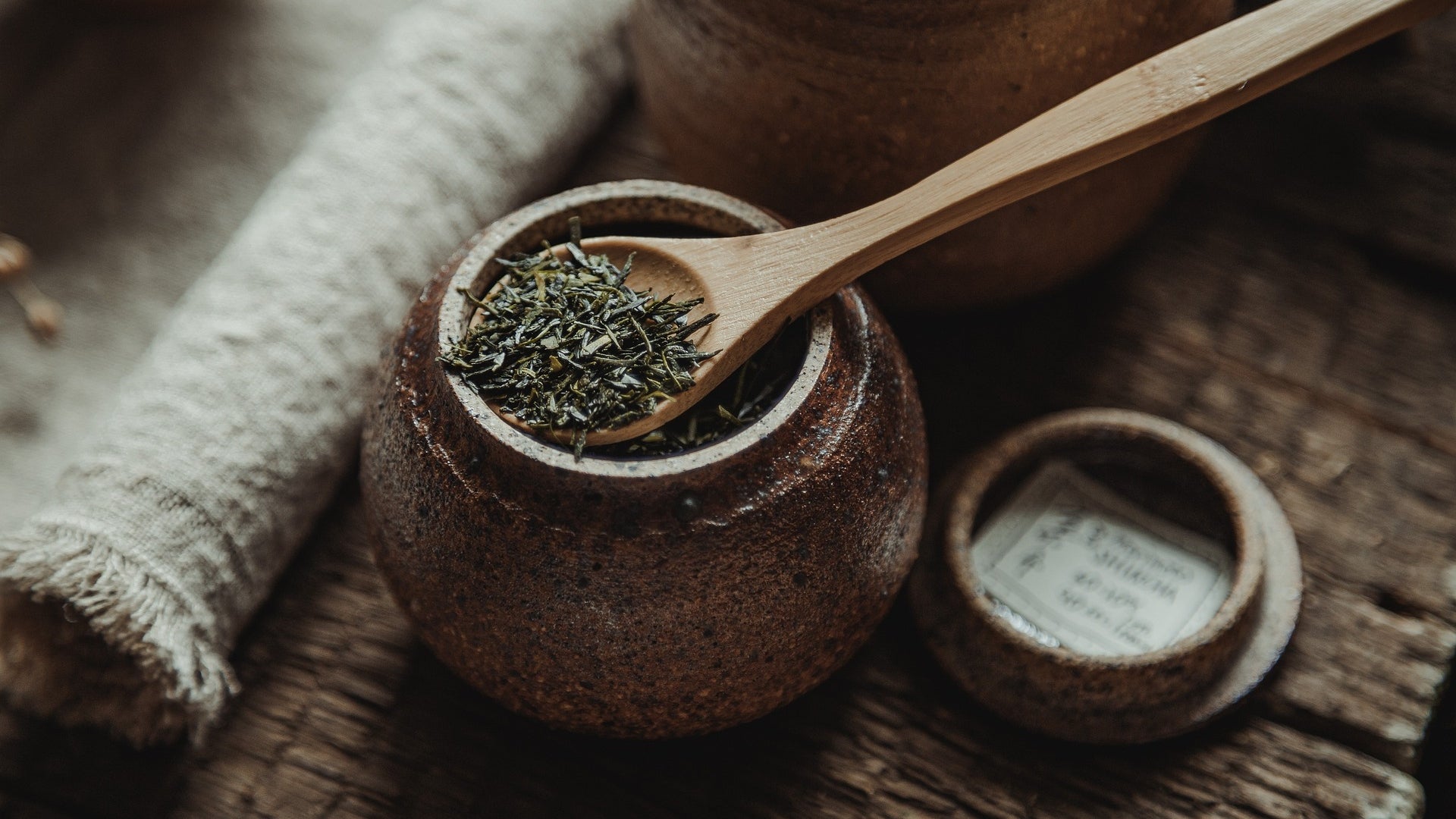 Foglie di tè sencha in un contenitore. I Benefici del Te Verde Sencha