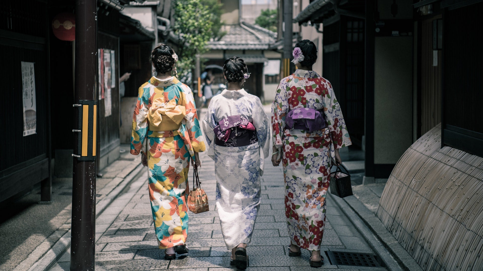 Tre ragazze con kimono. Kimono: il Tradizionale Abito Giapponese