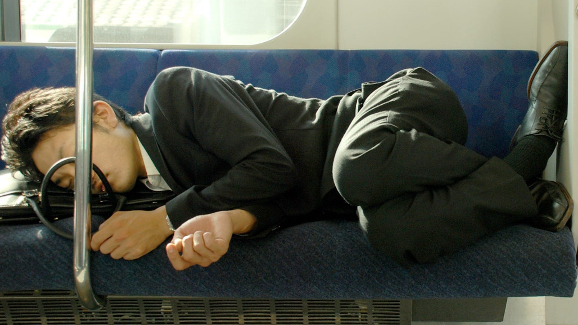 Inemuri: uomo dorme sulla metropolitana. 7 Curiosità Sulla Cultura Giapponese Che Non Conoscevi