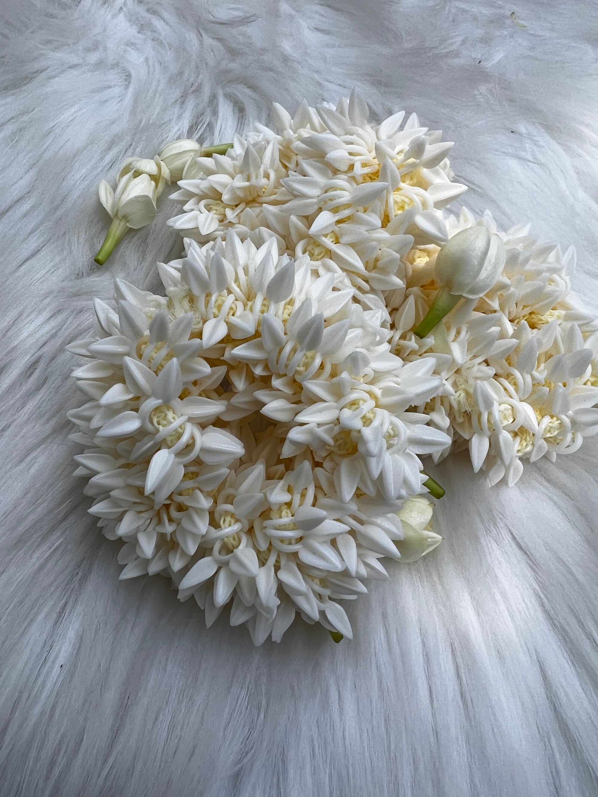 Is wearing flowers in the hair a sign of propriety in a Tamil Nadu woman  We attended a wedding where a lady approached us with a basket of jasmine  strings and asked