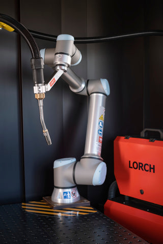 Lorch Cobot är en paketlösning CE-märkt och klar med allt som behövs på ett svetsbord