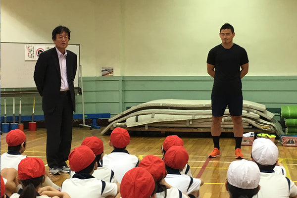 五郎丸選手が銀座・泰明小学校の子供たちにタグラグビー教室を開催してくださいました。 