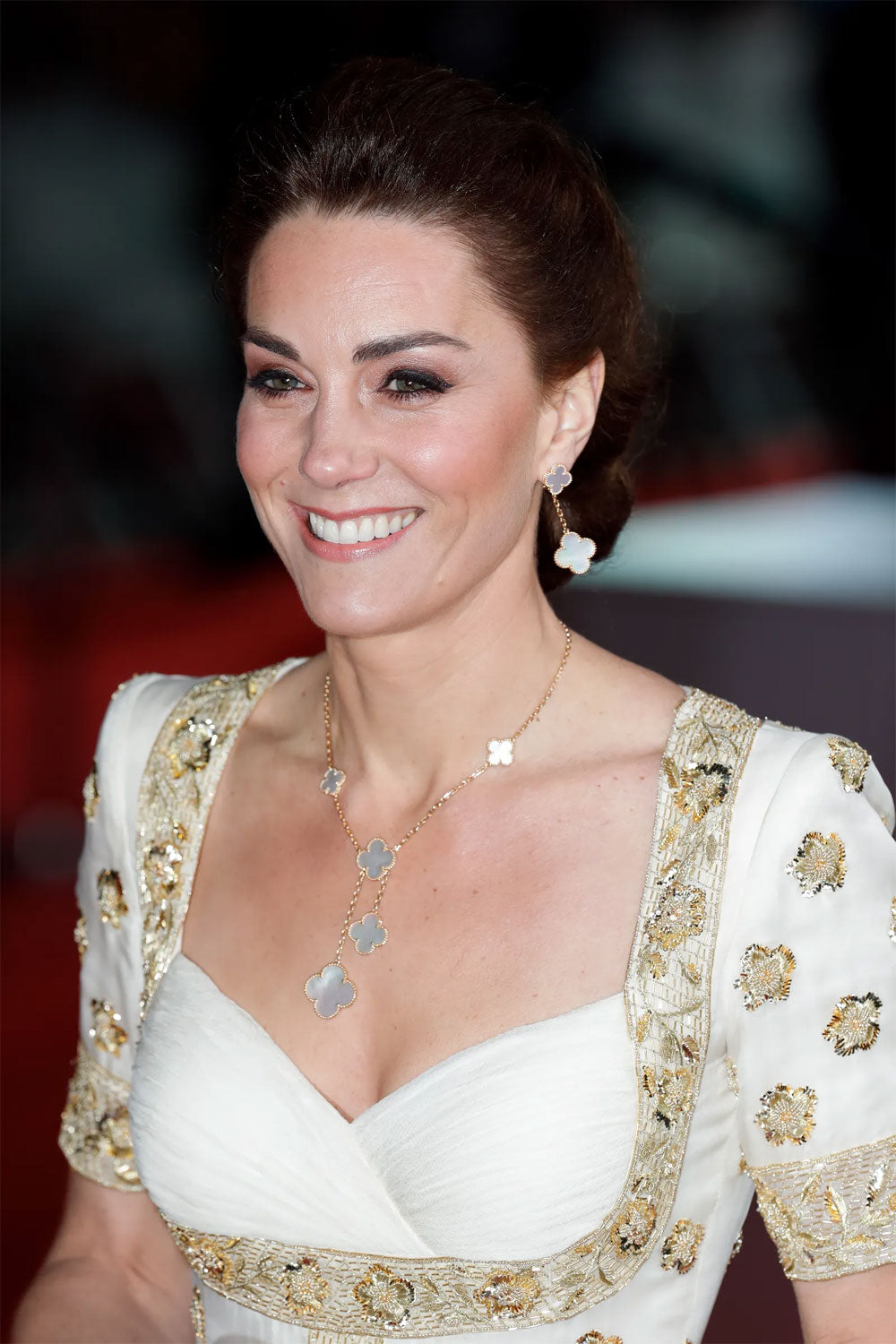 Kate Middleton mengenakan kalung dan anting Alhambra