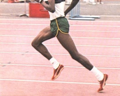 Anni '70, un atleta che corre su una pista