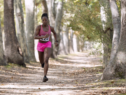 Una ragazza corre su un sentiero