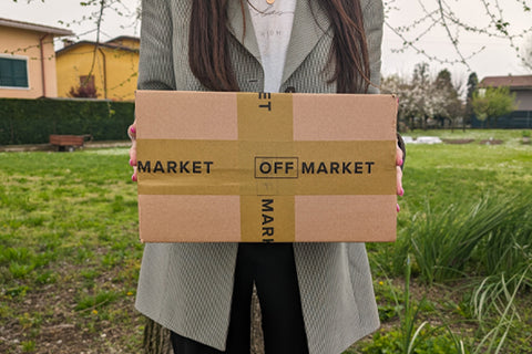 Ragazza tiene in mano il packaging di Off Market