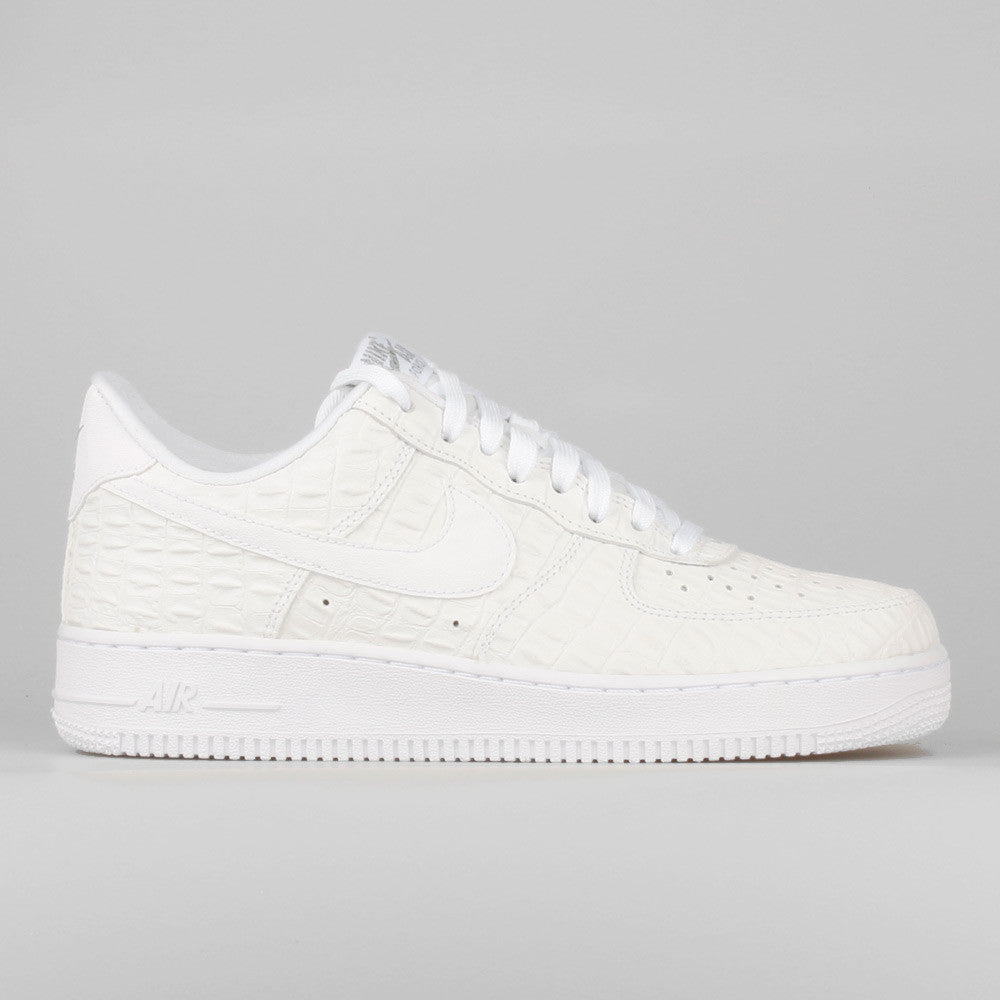 nike air force 1 07 lv8 triple white