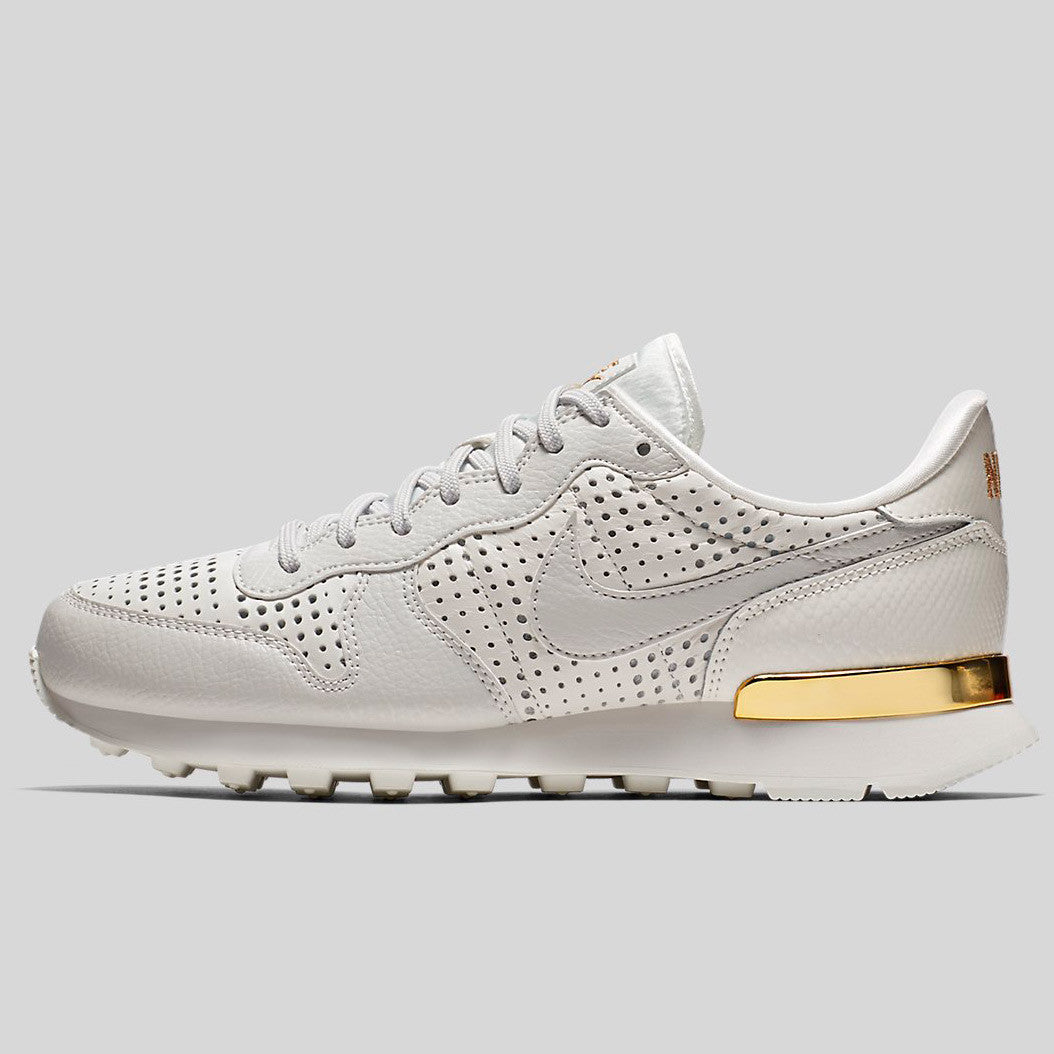 nike internationalist gold