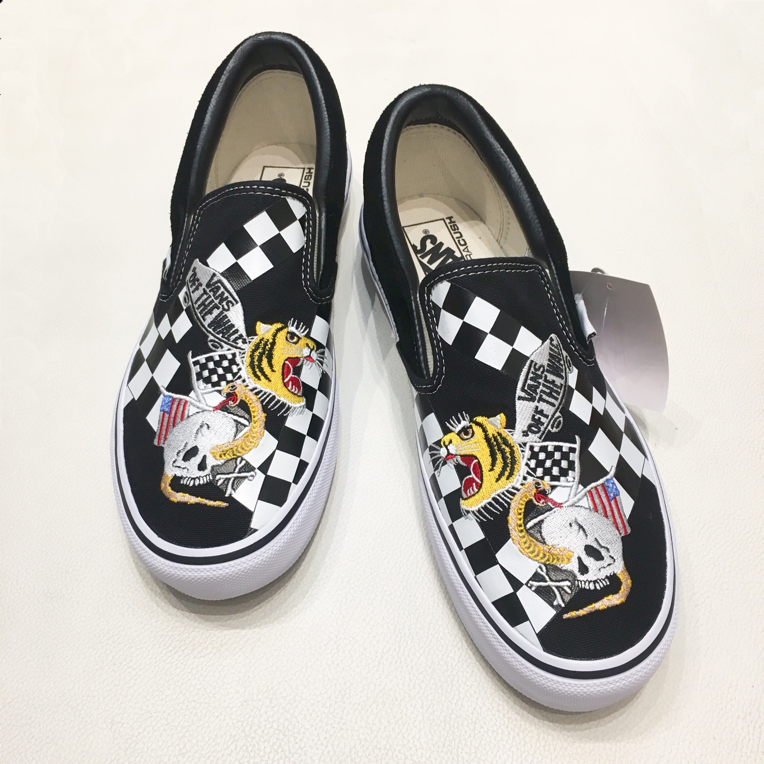 vans slip on skull shoes