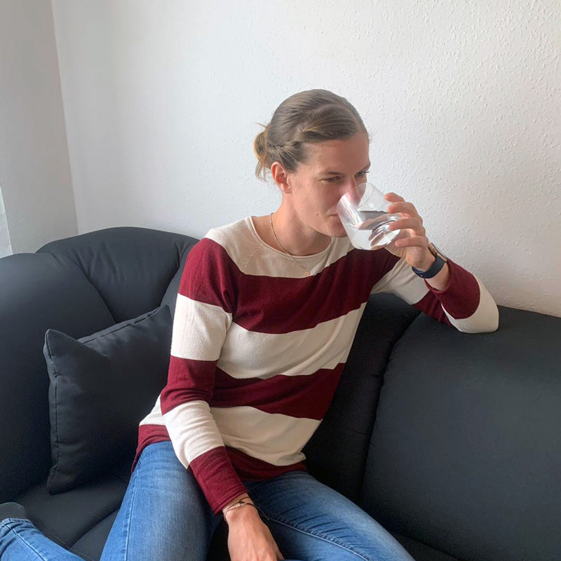 anna-maiwald-trinkt-drinkpure-wasser