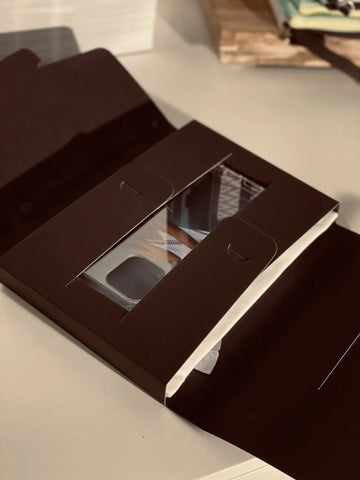 NOOMYA breite Handybänder mit passender Handyhülle für iPhone oder Samsung Modelle plastikfreie Verpackung liebevoll verpackt wie ein Geschenk