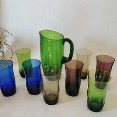 verres et carafes colorés vintages