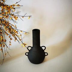 Ce vase a un aspect brut et doux façonné avec un grès noir chamotté.   Il donnera un style brutaliste dans votre déco.